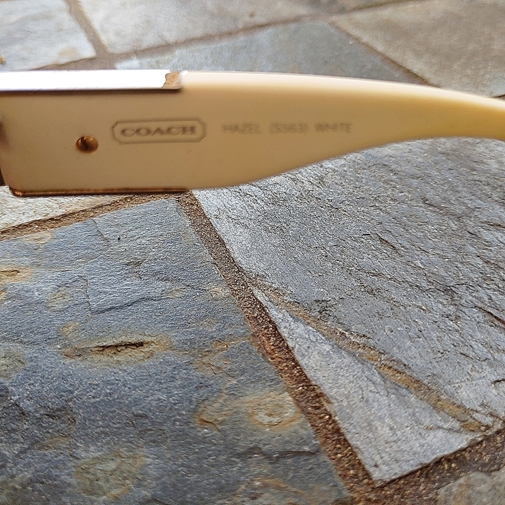 COACH SUNGLASSES AND CLAM SHELL CASE - Picture 8 of 14